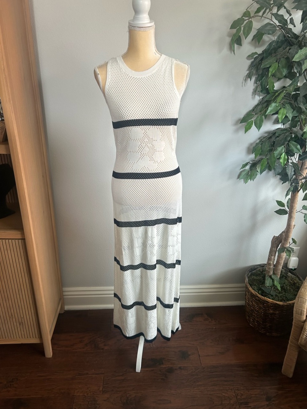 NWT Zesica White Sleeveless Knit Maxi Dress with Black Stripes Sz M - Picture 1 of 5